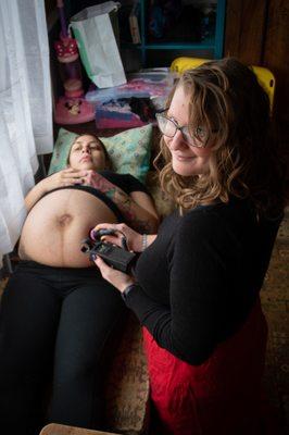 El doing a belly check in a prenatal appointment