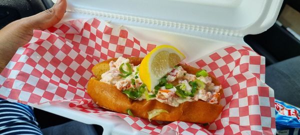 Cold lobster roll