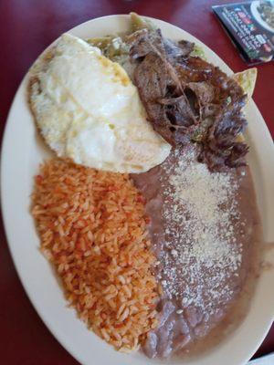 Chilaquiles verdes con carne