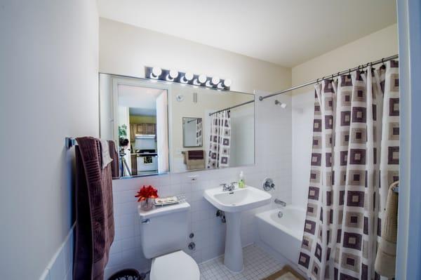 Sheridan Gunnison Apartments - Chicago, IL - Bathroom photo