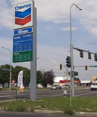 Chevron sign on 11th St and Woodruff.