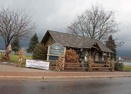 The building always looks cute, decorated for the seasons and bearing signs that advertise local events.