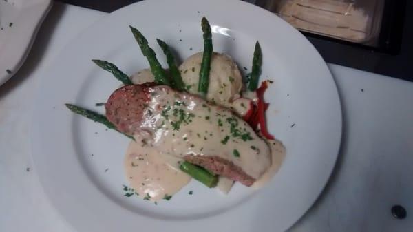 Turkey meatloaf with gravy and mashed potatos