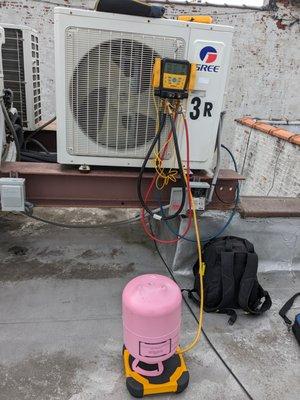 Mac Air pressure gauge/hose system with refrigerant tank