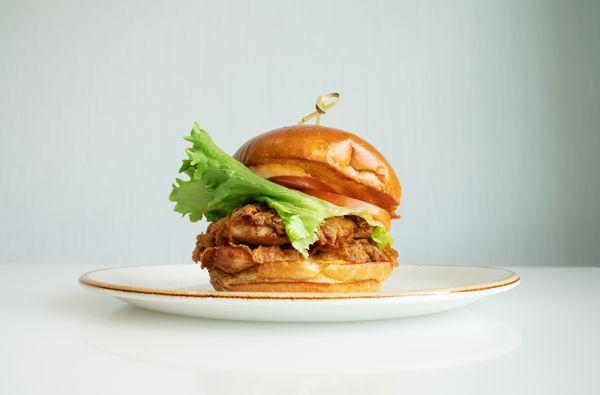 SPICY CHICKEN-
Crispy chicken, Siracha aioli, tomato, lettuce,
brioche bun