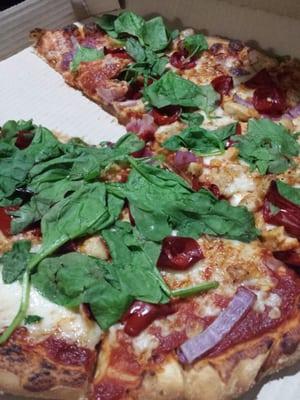 Skinny beach pizza has fresh spinach, red onion, grilled chk, cherry tomatoes and a little kick.  Well done PH