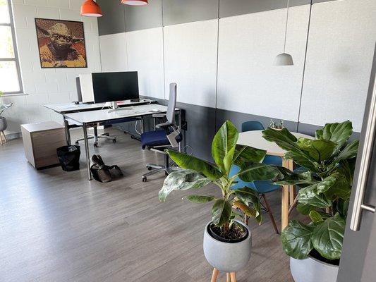 Fixed deskspace in DSTATION's modern, luxurious building.