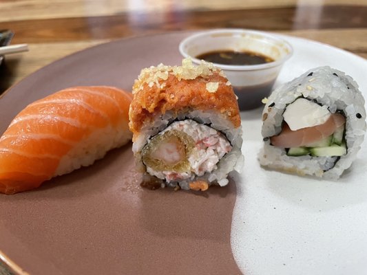 Salmon nigiri, Ninja roll, Philly roll