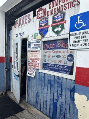 Front of dirty and unprofessional auto shop.