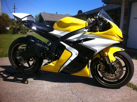 Yamaha R6 race replica