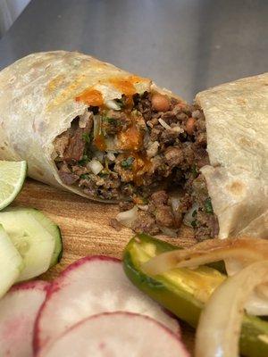 El burrito de asada, uno de los más populares entre nuestros clientes...se prepara con frijoles arroz tu carne favorita cebolla y cilantro