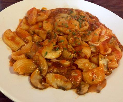 Red mushroom with rigatoni (vegan)