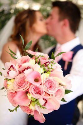 Beautiful pink bouquet of roses and calla lilies