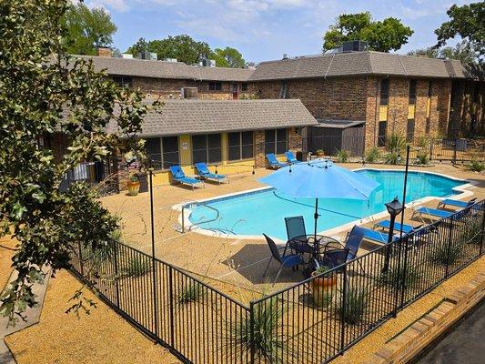 Forest Ridge Apartments - Denton TX - sparkling clean community pool