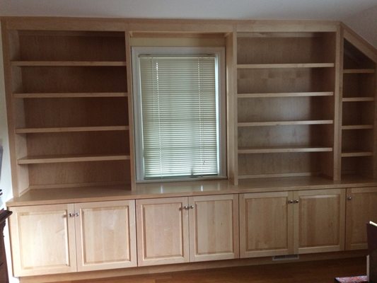 Built-in bookcase-Maple