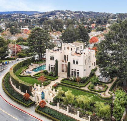 Amazing Property makes a new sales record for the Baywood Neighborhood