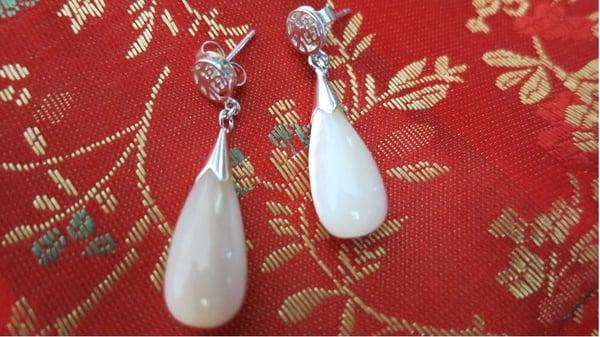 Mother-of-pearl in silver (they also come in white coral and in gold)