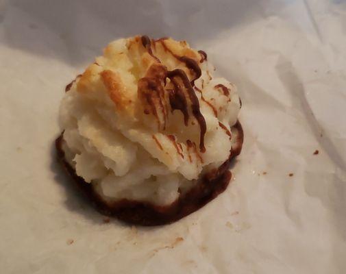 Coconut macaron
 I bought today 
 It was delicious