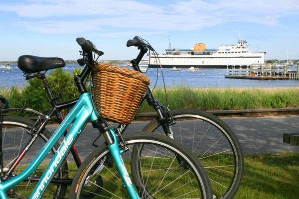 Comfortable and easy to ride, our custom made Cannondale Young's 8 hybrid bike is perfect for Nantucket Island.