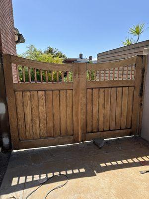 I built a garage door and put it up in place.