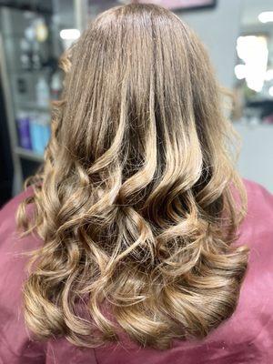 Caramel highlight ‍ and long layers hair cut.