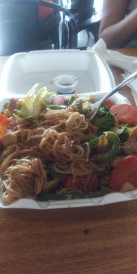 Chicken and veggies noodle plate