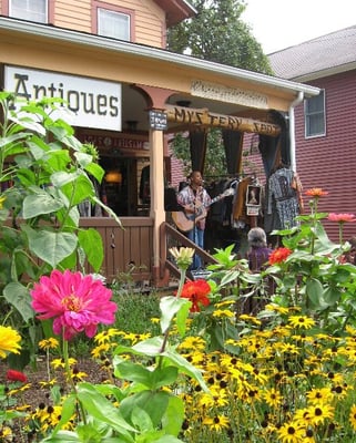 Gail Ann Dorsey performs as part of our free "Music for Front Porches"