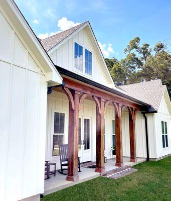 Aluminum seamless gutters. (Contrasting color)