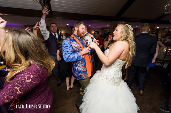 We love seeing our brides out on the dance floor!
 
 #saphireeventgroup #uniquesoundsent
 uniquesounds.com