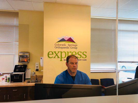 Dr. Hollis working at Colorado Springs Orthopaedic Express Care clinic.