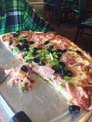 Ham, green pepper, and black olive pizza.  Yum!