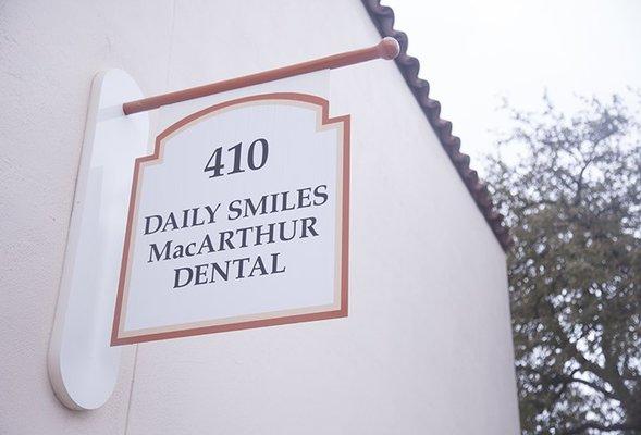 Daily Smiles Macarthur Dental sign