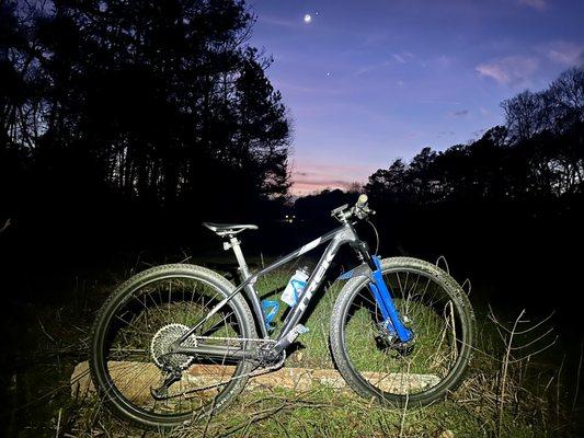 Picture of a bike from hub bikes during a mtb night ride