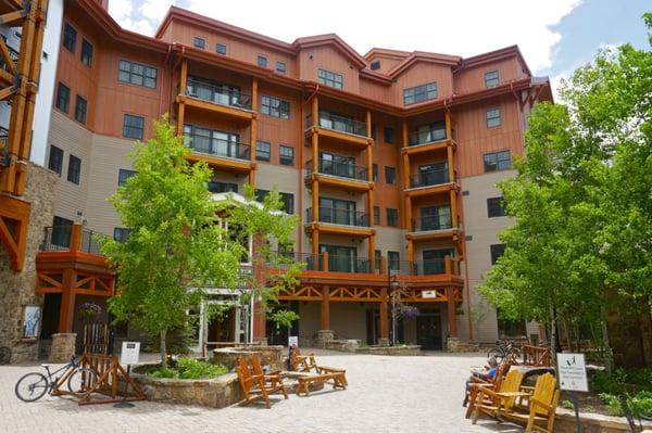 Courtyard in Lodge at Mountaineer Square (LMS) Photo: Chris Segal/CBMR