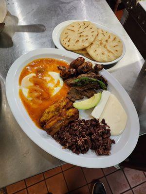 Desayuno tradicional.
Huevos ranchers, chorizo, casamiento, plátanos, queso crema y aguacate.