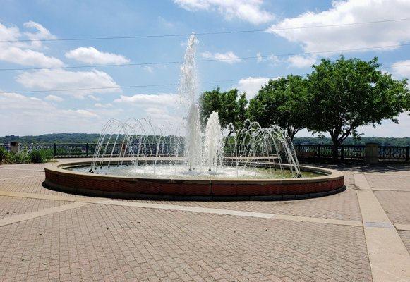 Fountain in Kellogg Mall Park