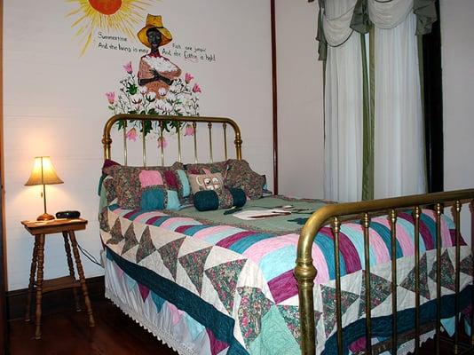 COTTON ROOM, features a Queen Sized bed, overlooking Evan's Park.