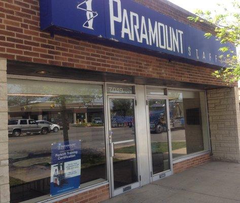 Paramount Staffing of Oak Park facade with logo picture