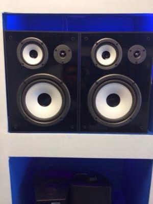 On sale! A pair of 3way hi fi speakers just 99$! Come see them today.