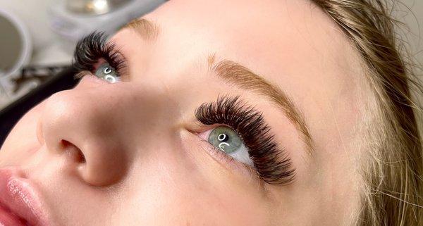 Volume Cat eye lash extensions