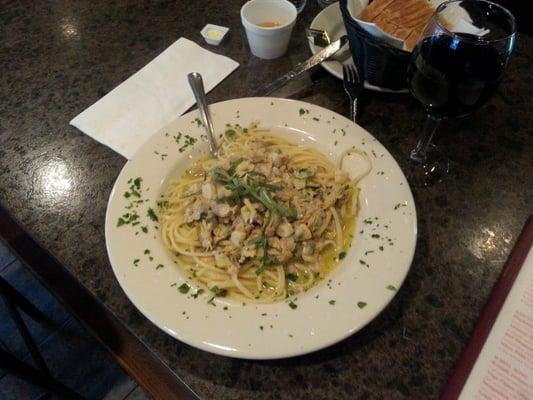 Linguine with white clam sauce. Very good.