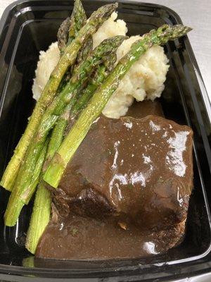 Braised short ribs, mashed potatoes & asparagus