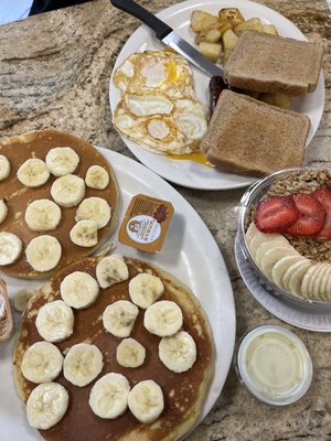 Santana's Breakfast and the açaí bowl (small)