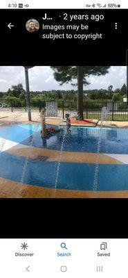 Splash pad with covered picnic tables