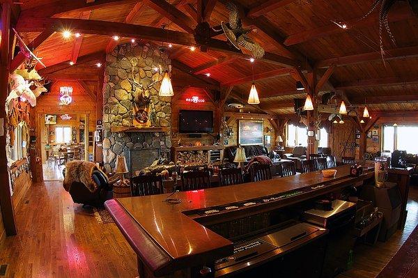 Wiley Cock Lodge | South Dakota Pheasant Hunting Lodge | Fireplace & Common Area