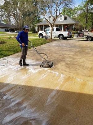 Big Tide Power Washing surface washing a driveway in Daphne, Al