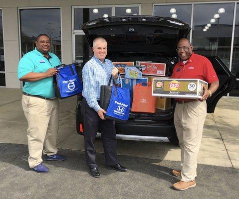 Paul Moak Honda staff loading up a vehicle full of snacks to deliver to JPS students during COVID-19