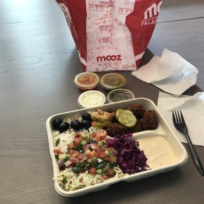 Rice bowl with falafel