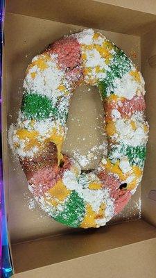 Rosca de Reyes con cajeta y fresa