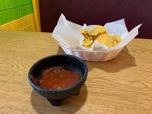 Salsa, salsa verde y chips.